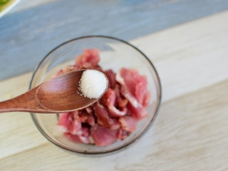 4、辣椒炒肉片,加盐