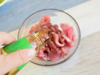 5、辣椒炒肉片,加蚝油