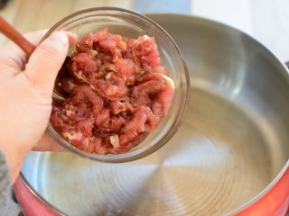 10、辣椒炒肉片,加肉片