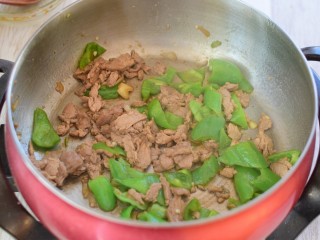 13、辣椒炒肉片,炒匀即可