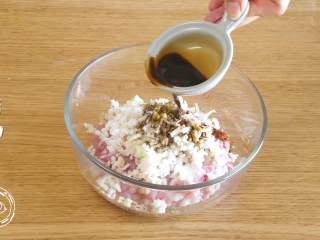 4、四喜丸子12m+宝宝辅食,接着，肉馅、马蹄和葱碎倒入碗中，放入盐、白胡椒、酱油、蚝油、香油调味~