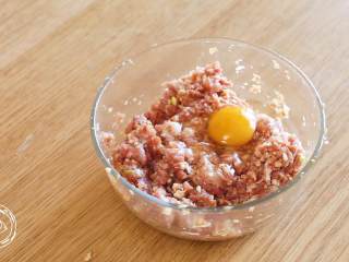 8、四喜丸子12m+宝宝辅食,打入一个鸡蛋~