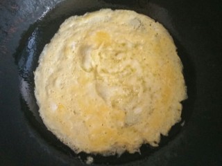 2、简单寿司,将鸡蛋做成蛋饼