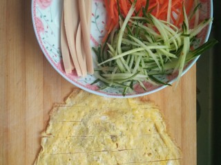 3、简单寿司,将鸡蛋饼火腿切成条，将黄瓜胡萝卜切成丝