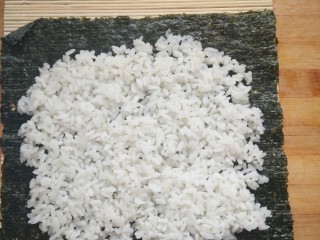 4、简单寿司,将米饭平铺在海带片上