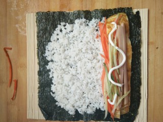 5、简单寿司,在米饭上放上食材及沙拉酱