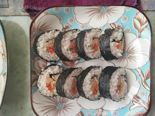 6、简单寿司,卷成条后切片摆盘