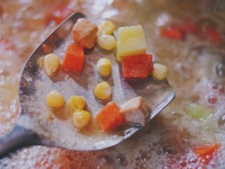 11、玉米咖喱饭,煮沸后倒入玉米粒～搅拌一下，中火再焖煮十分钟左右