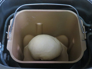 2、经典软餐包【黄油面包卷】,放面包机桶内进行基础发酵