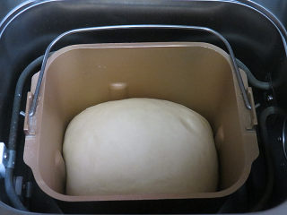 3、经典软餐包【黄油面包卷】,发酵至2-2.5倍大