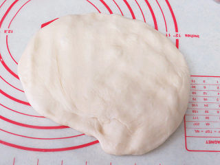 4、经典软餐包【黄油面包卷】,取出轻按面团排气