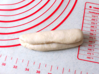 7、经典软餐包【黄油面包卷】,再上下对折，叠在一起