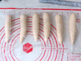 8、经典软餐包【黄油面包卷】,依次做好，盖保鲜膜松弛15分钟左右