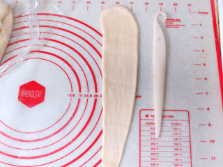 9、经典软餐包【黄油面包卷】,将松弛好的面团擀长，约30厘米左右