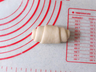 11、经典软餐包【黄油面包卷】,压薄尖角部位，捏紧收口