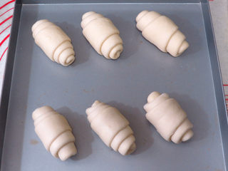 12、经典软餐包【黄油面包卷】,依次做好，排入烤盘