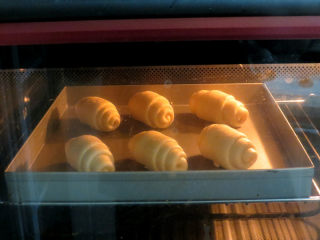 13、经典软餐包【黄油面包卷】,放入烤箱发酵，时间约40分钟。烤箱里放一杯热水提供湿度