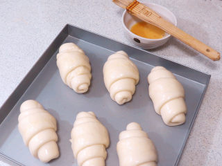 14、经典软餐包【黄油面包卷】,发酵好的面包表面刷上一层蛋液