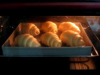 15、经典软餐包【黄油面包卷】,放入预热好的烤箱，185度，上下火，烘烤20-25分钟左右至金黄色