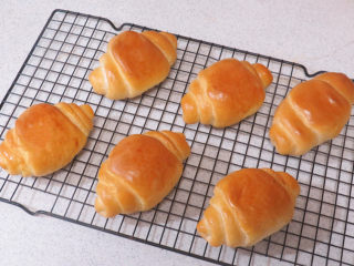 16、经典软餐包【黄油面包卷】,出炉移至烤网晾凉，然后装袋密封保存