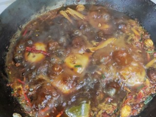 8、麻辣鸭头,水开转中小火煮