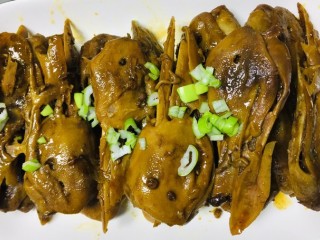 13、麻辣鸭头,也可以对半切开，撒上葱花，宴请朋友，当下午看剧小零食都不错哦