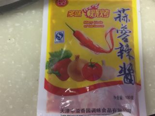 1、东北烤冷面,我用的是这种辣酱 做出来的味道比较接近