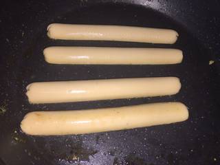 2、东北烤冷面,正常应该是用烤肠 懒得动 就在楼下买的鸡肉肠