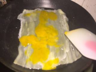 3、东北烤冷面,不粘锅放油 放面饼 加一个鸡蛋打散 两边加三小勺的水