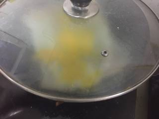 4、东北烤冷面,盖上盖子焖一下 这样鸡蛋凝固 冷面也会软