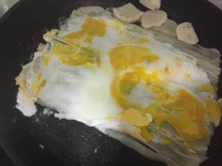 5、东北烤冷面,这个状态就很好啦 轻轻撒几滴油 可以准备翻面了