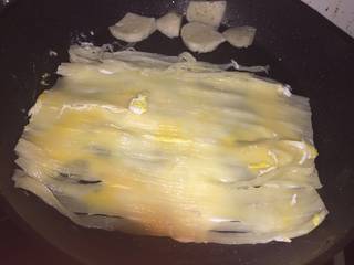 6、东北烤冷面,翻面以后 就马上开始刷辣酱