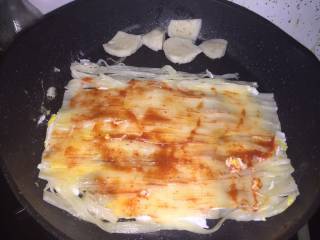 7、东北烤冷面,刷辣酱