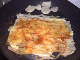 8、东北烤冷面,撒上一层烧烤料