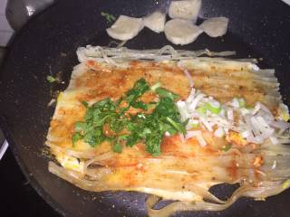 9、东北烤冷面,加葱花和香菜 最好打散 拍这个图的时候 有点太整齐了