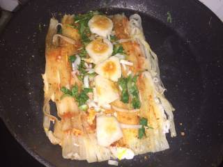 11、东北烤冷面,也可以加上鱼丸 我大侄爱吃鱼丸的 我就直接放在旁边煎熟 这个时候刚刚好放进去