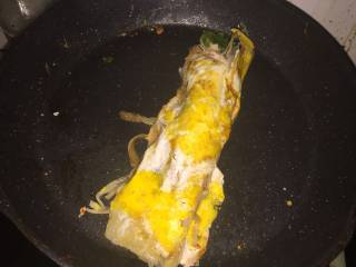 12、东北烤冷面,两边都像中间翻折 这样一个卷