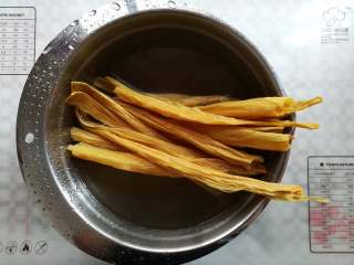 2、凉拌腐竹,腐竹每一条分成2小段，用冷水泡10分钟