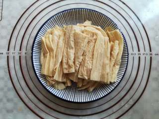 9、凉拌腐竹,把腐竹装到碗里摆放整齐