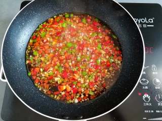 13、凉拌腐竹,材料混合均匀煮开