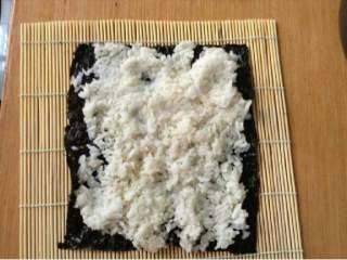 2、自制寿司（简版）,紫菜铺下面，放上糯米饭