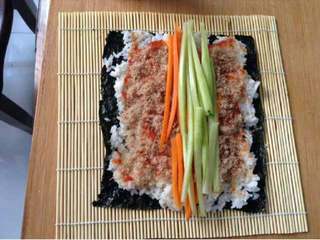 4、自制寿司（简版）,铺上黄瓜条和胡萝卜