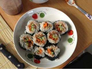 6、自制寿司（简版）,切开即可。