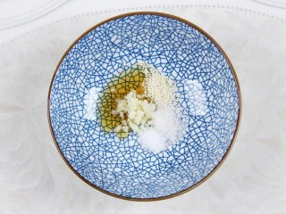 5、花样面条 麻辣火锅面,加适量香油