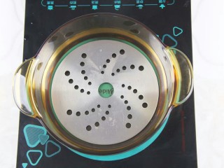 8、花样面条 麻辣火锅面,锅内倒水烧热