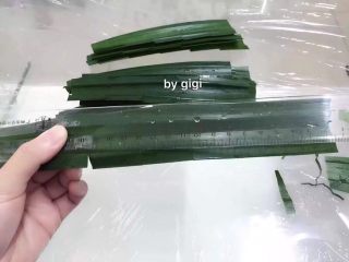 1、泰國椰汁西米糕- 更新班蘭盒子制作圖,首先制作班蘭盒子：將班蘭葉洗淨後頭尾剪去 取中間部分用直尺量度 這次做的3.5x3.5大小的盒子（大小可以自己調整）分別在3.5  7  10.5  14  17.5厘米處剪一小口 剪至中間部分 不要剪斷 最後在17.5厘米處剪斷 共5等分（量度剪得越精凖 成品形狀越方越好看 ）