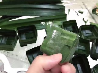 7、泰國椰汁西米糕- 更新班蘭盒子制作圖,最後底部和側面收尾處分別貼上透明膠紙 或用牙籤固定 不過最後我的實驗結果是用牙籤沒有用膠紙好看 因為牙籖太硬盒子容易變形