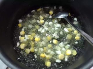 11、泰國椰汁西米糕- 更新班蘭盒子制作圖,再倒入鍋中 把20g糖、玉米粒、馬蹄粒倒入 重新加熱攪拌至糖溶解即可關火