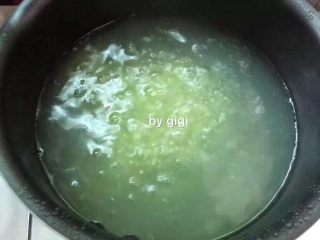 9、泰國椰汁西米糕- 更新班蘭盒子制作圖,鍋中放適量水煮開 加西米小火煮15分鐘（中途不時攪拌）關火 加蓋燜20分鐘