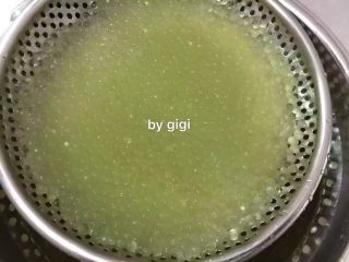 10、泰國椰汁西米糕- 更新班蘭盒子制作圖,西米完全透明後 倒在篩上 用冷水沖洗 瀝水